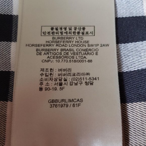 The long black Burberry Chelsea Heritage Trench Coat with signature gabardine - Picture 5 of 13